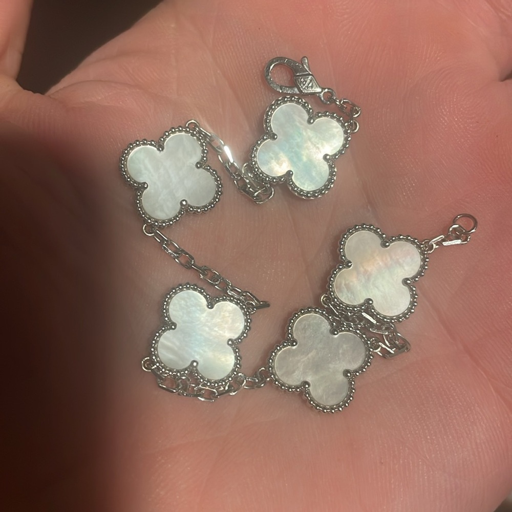 100% authentic Van Cleef and Arpels bracelet.